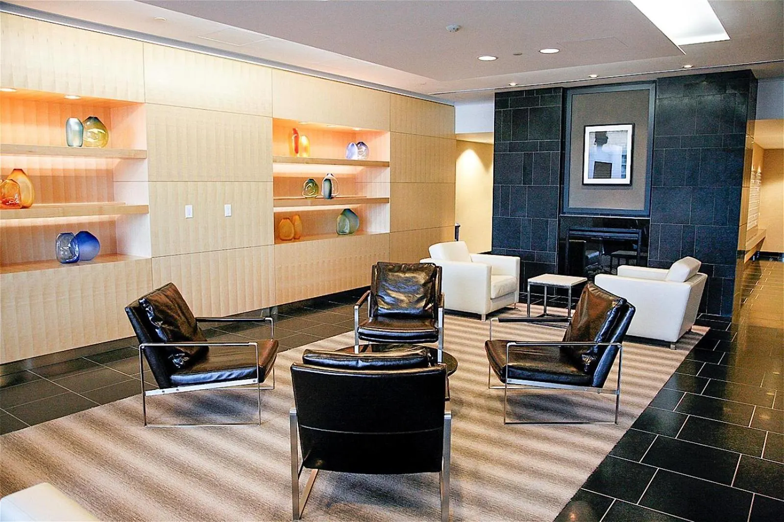 Spacious Condo Next To Cn Tower Toronto