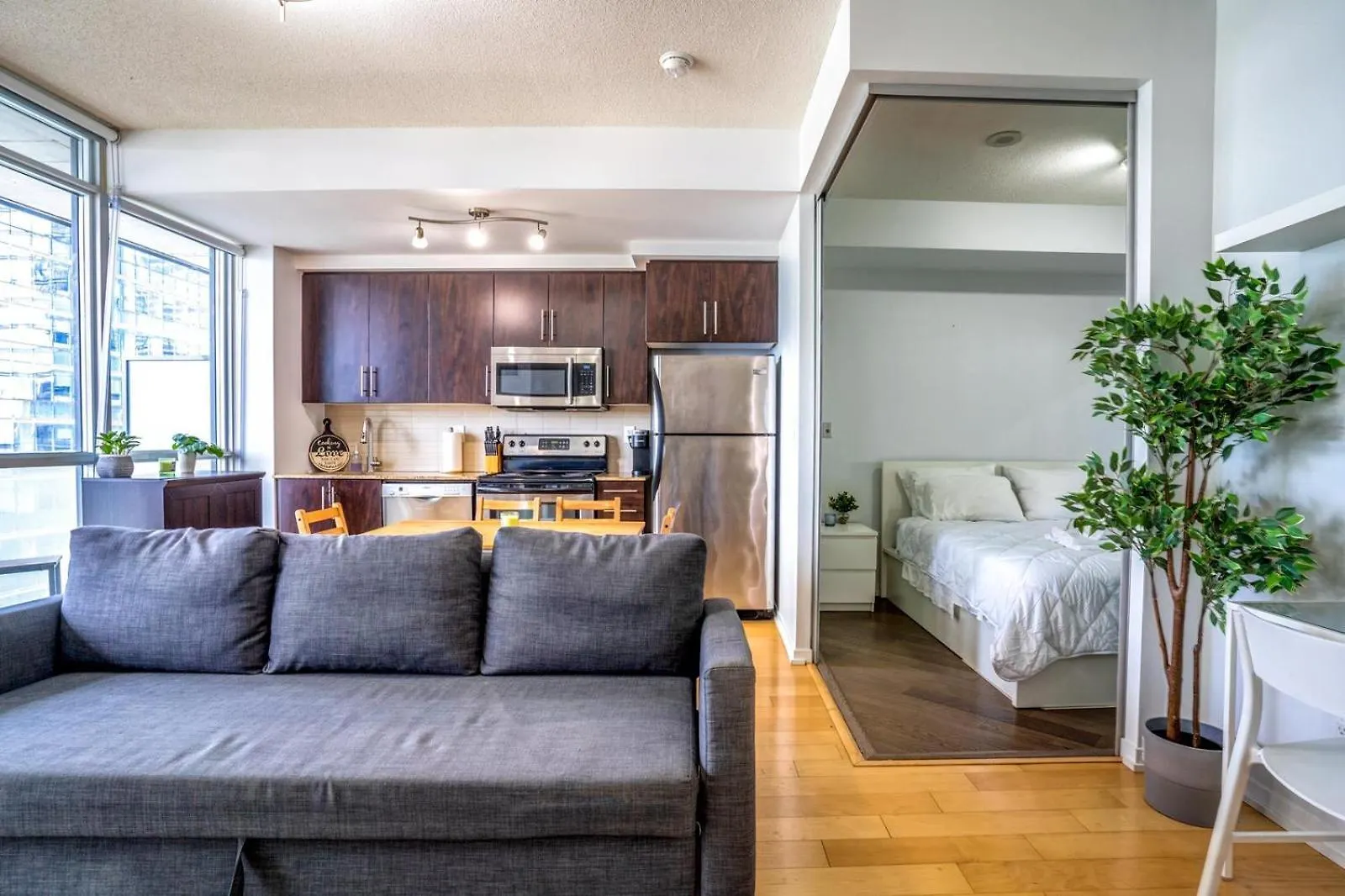Spacious Condo Next To Cn Tower Toronto Canada