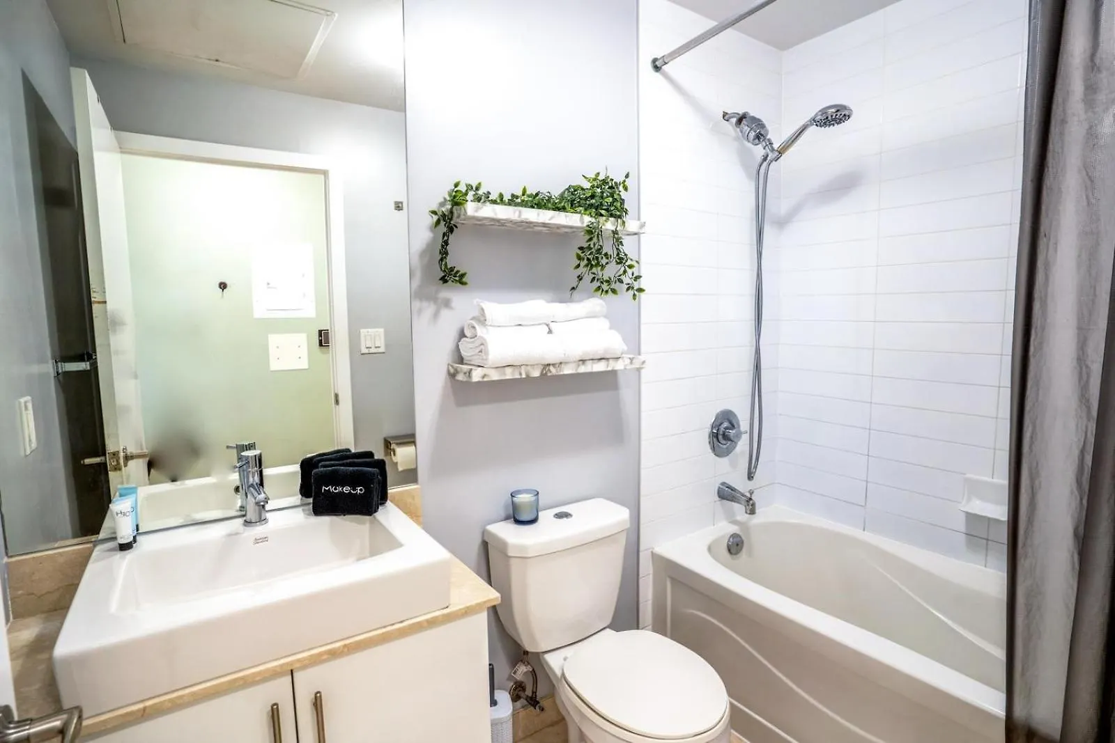 Spacious Condo Next To Cn Tower Toronto Apartment