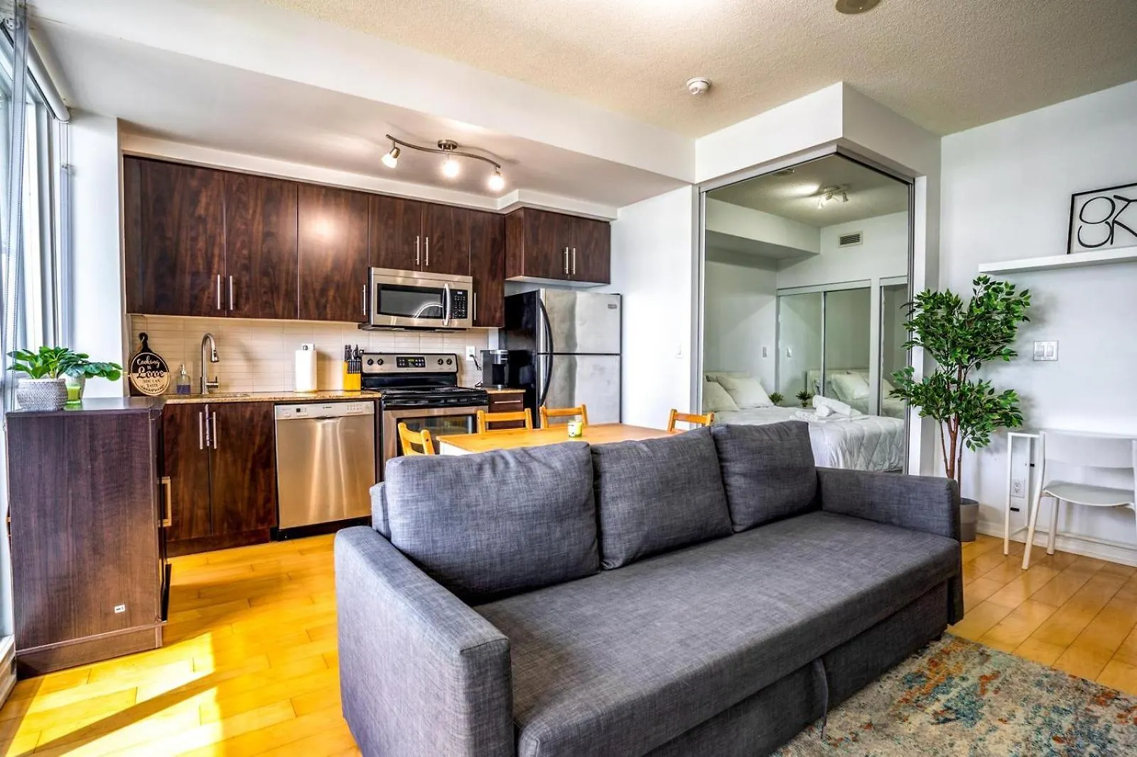 Spacious Condo Next To Cn Tower Toronto Apartment